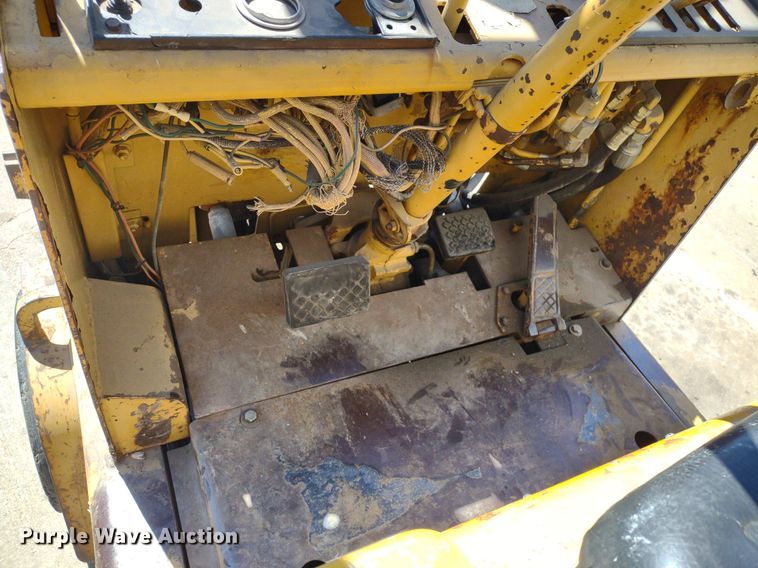 image for item LL9052 Caterpillar T40B  forklift