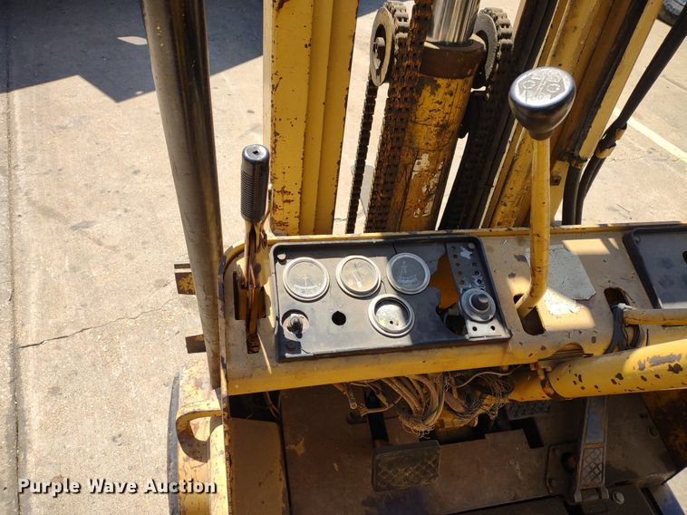 image for item LL9052 Caterpillar T40B  forklift