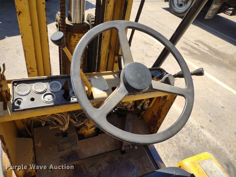 image for item LL9052 Caterpillar T40B  forklift