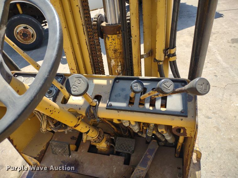 image for item LL9052 Caterpillar T40B  forklift