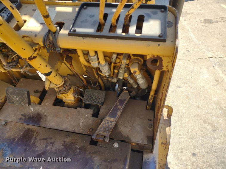 image for item LL9052 Caterpillar T40B  forklift