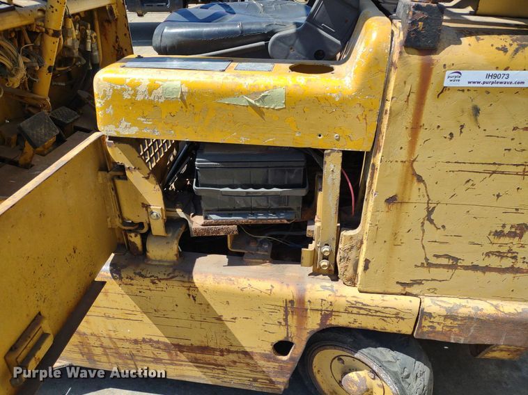 image for item LL9052 Caterpillar T40B  forklift