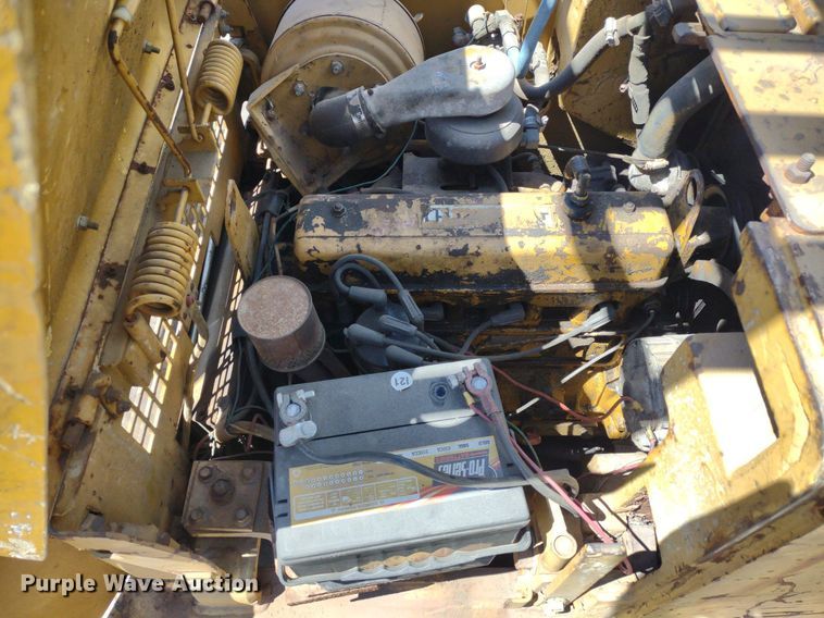 image for item LL9052 Caterpillar T40B  forklift