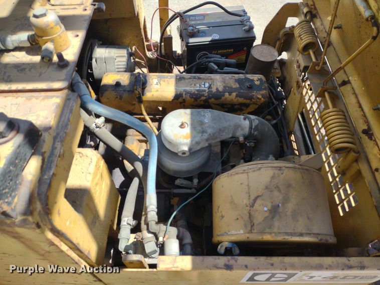image for item LL9052 Caterpillar T40B  forklift