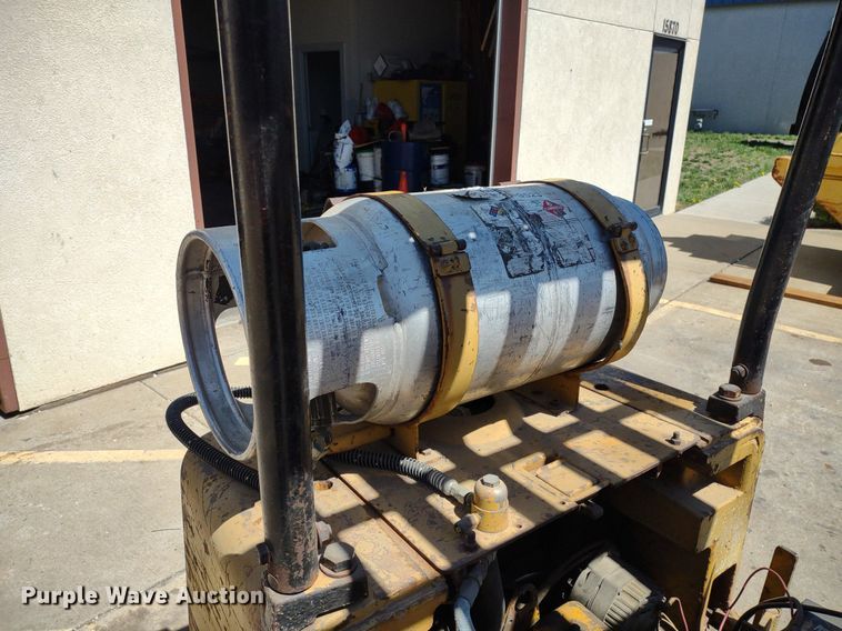 image for item LL9052 Caterpillar T40B  forklift