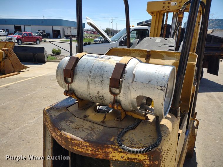 image for item LL9052 Caterpillar T40B  forklift