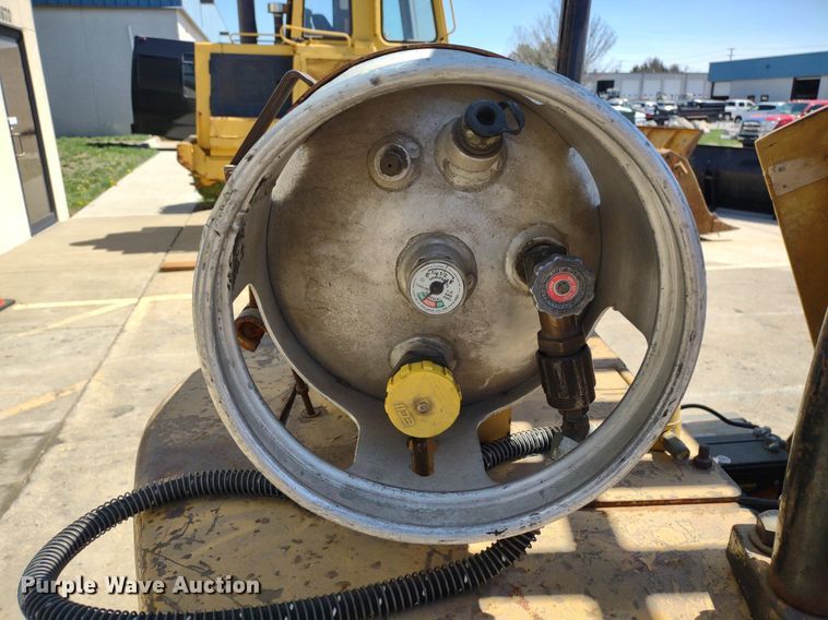 image for item LL9052 Caterpillar T40B  forklift