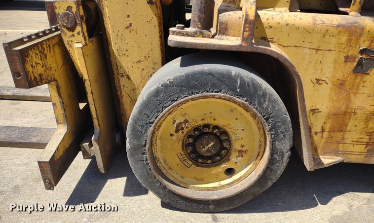 image for item LL9052 Caterpillar T40B  forklift