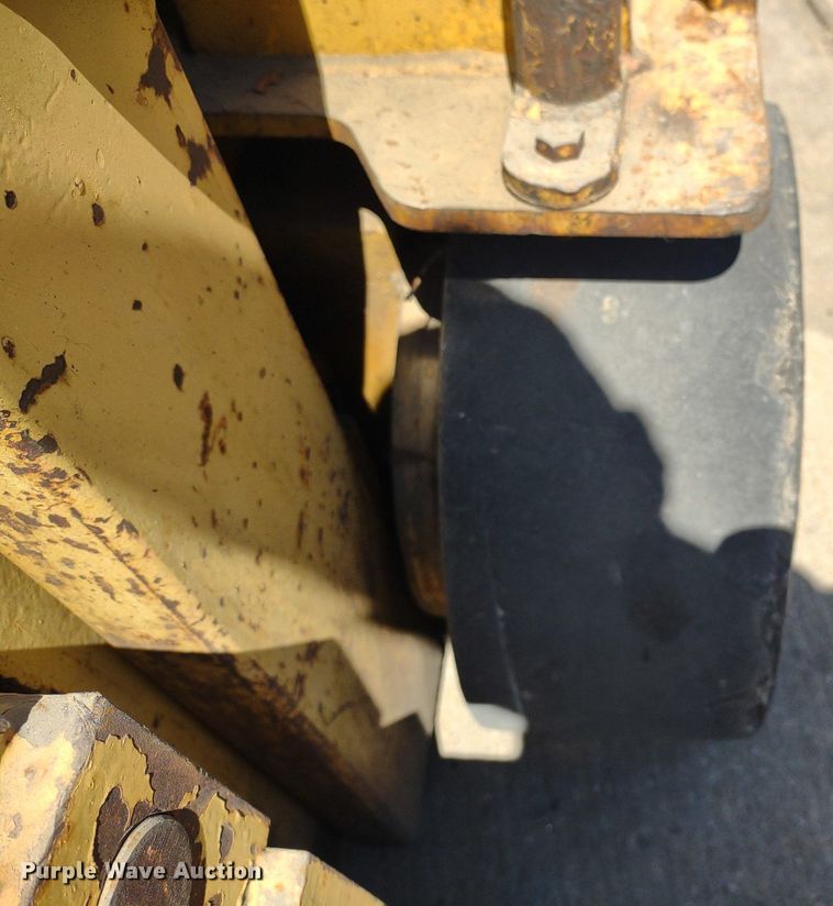 image for item LL9052 Caterpillar T40B  forklift