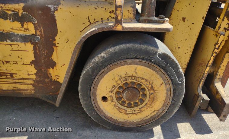 image for item LL9052 Caterpillar T40B  forklift