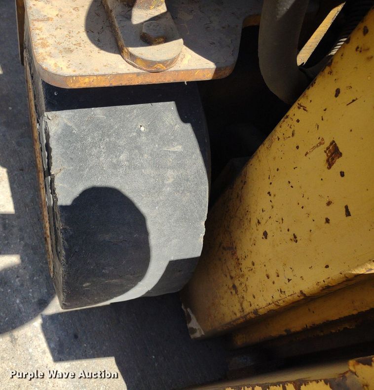 image for item LL9052 Caterpillar T40B  forklift