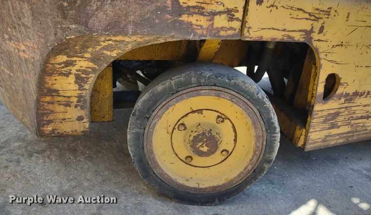 image for item LL9052 Caterpillar T40B  forklift