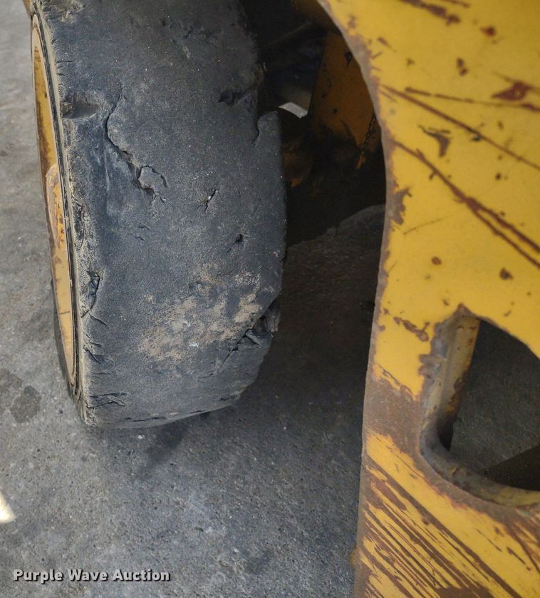 image for item LL9052 Caterpillar T40B  forklift