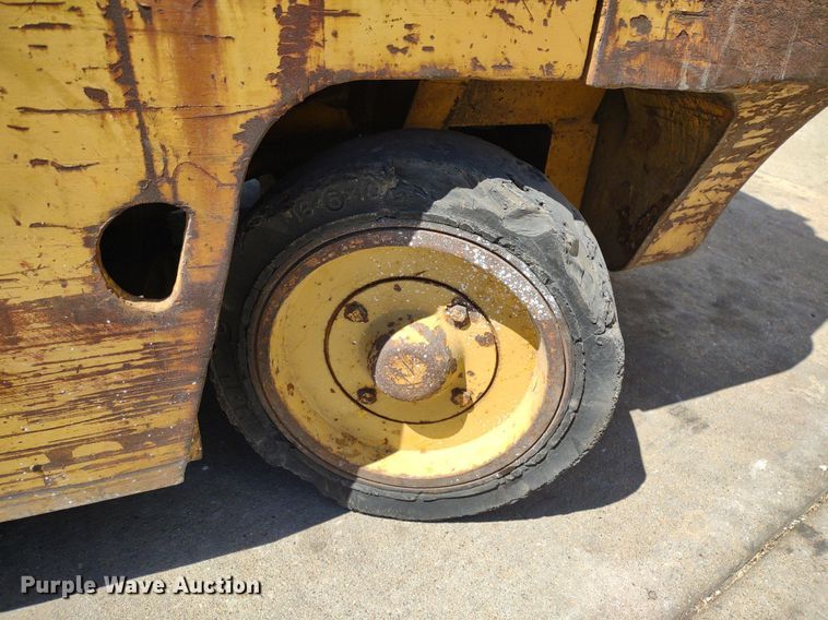 image for item LL9052 Caterpillar T40B  forklift