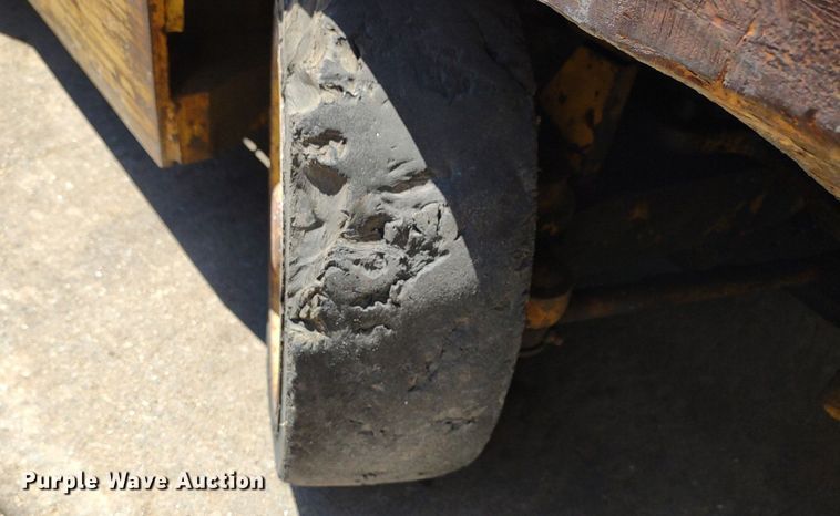 image for item LL9052 Caterpillar T40B  forklift