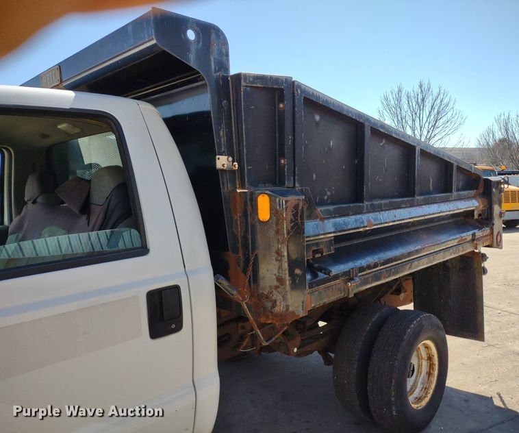 image for item LL9053 2001 Ford F350 Super Duty  dump bed pickup truck