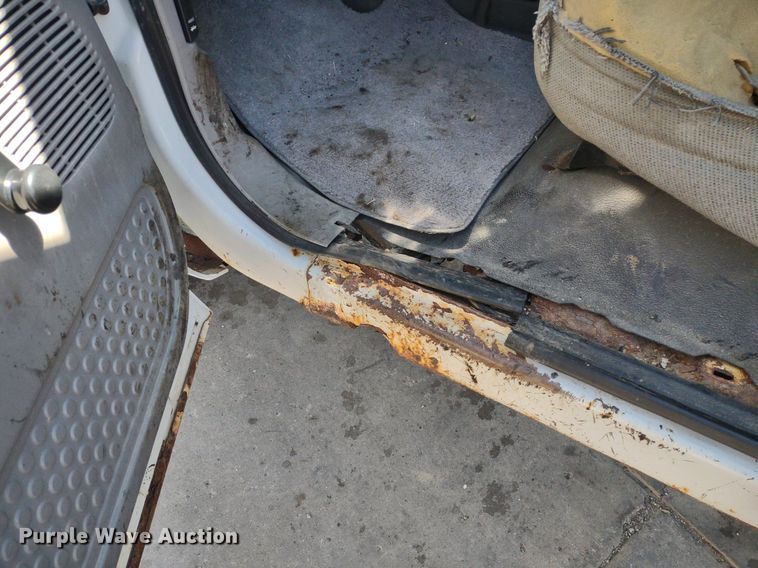 image for item LL9053 2001 Ford F350 Super Duty  dump bed pickup truck