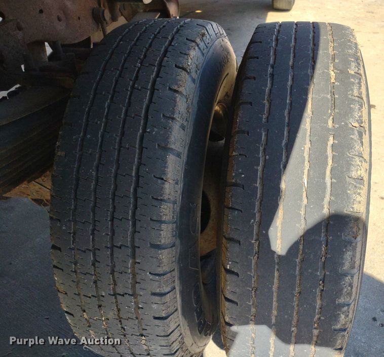 image for item LL9053 2001 Ford F350 Super Duty  dump bed pickup truck