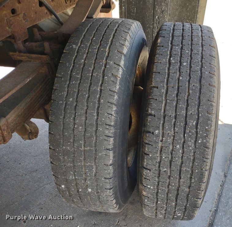 image for item LL9053 2001 Ford F350 Super Duty  dump bed pickup truck