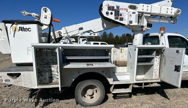image for item LN9378 2016 Ford F550 Super Duty  bucket truck