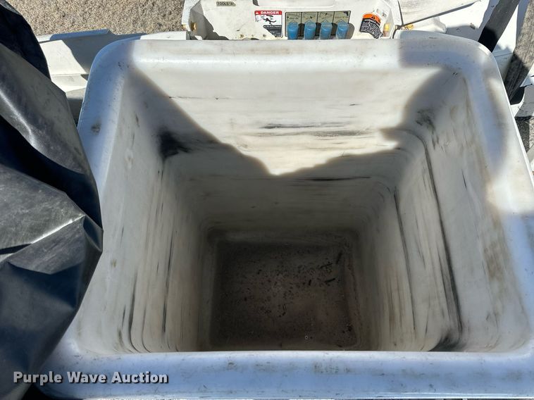 image for item LN9378 2016 Ford F550 Super Duty  bucket truck