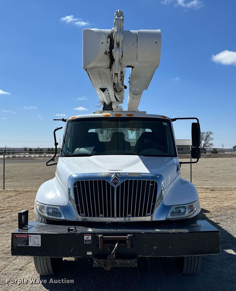 image for item LN9380 2014 International DuraStar 4300  bucket truck