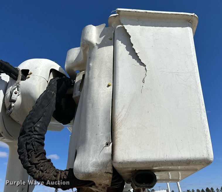 image for item LN9380 2014 International DuraStar 4300  bucket truck