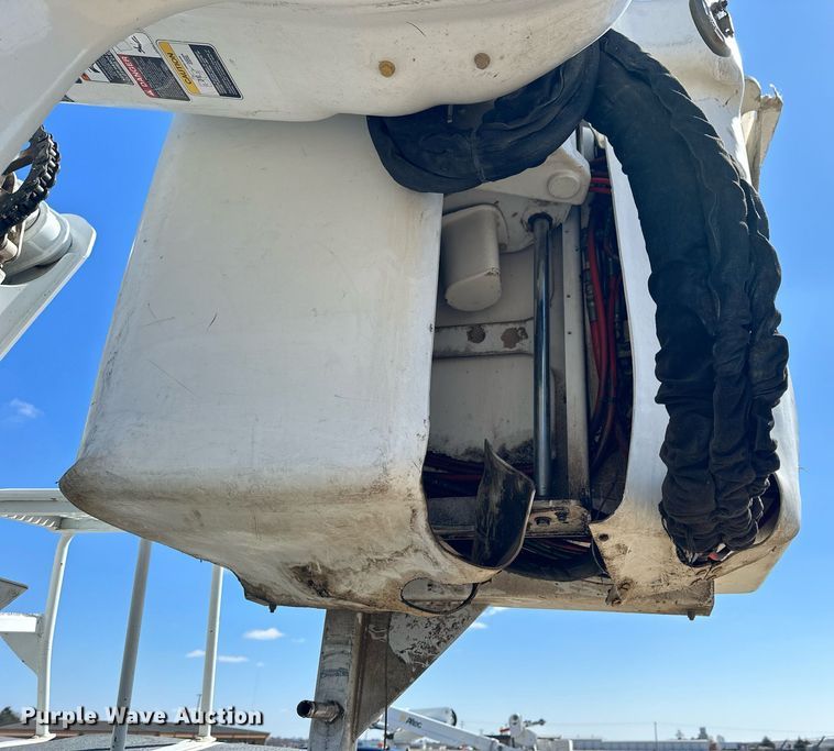 image for item LN9380 2014 International DuraStar 4300  bucket truck