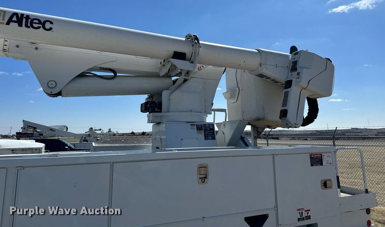 image for item LN9380 2014 International DuraStar 4300  bucket truck