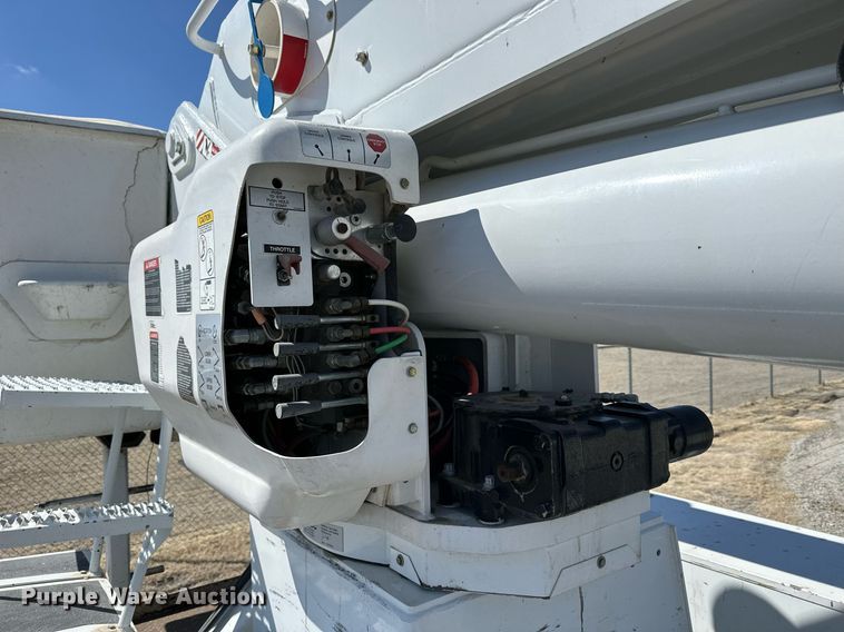 image for item LN9380 2014 International DuraStar 4300  bucket truck