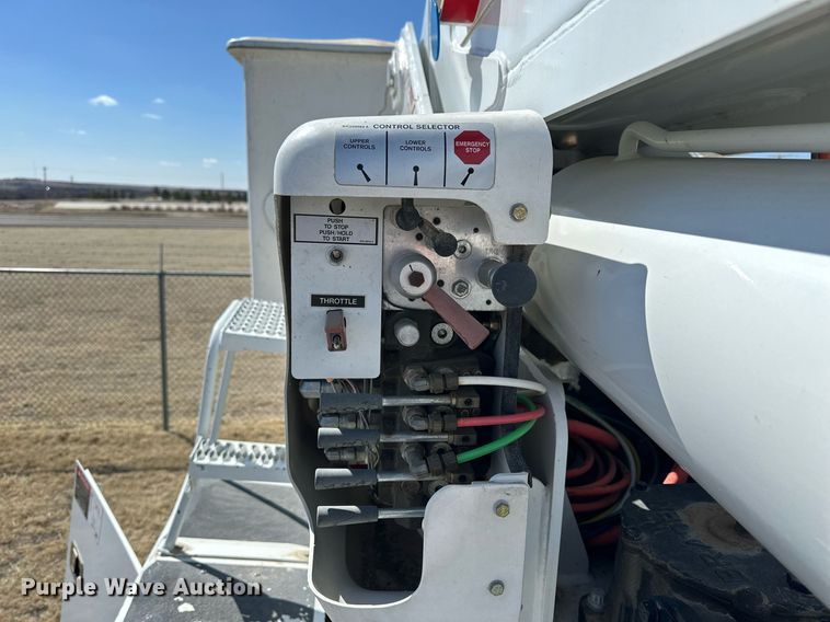 image for item LN9380 2014 International DuraStar 4300  bucket truck