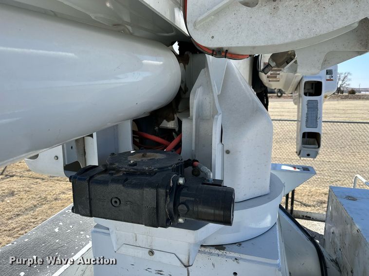 image for item LN9380 2014 International DuraStar 4300  bucket truck