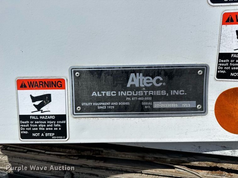 image for item LN9380 2014 International DuraStar 4300  bucket truck