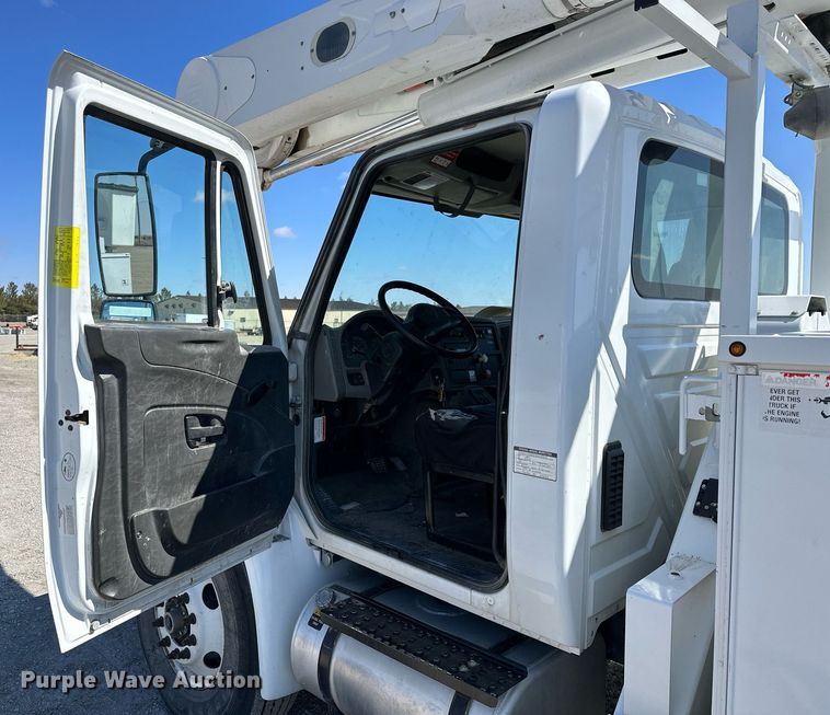 image for item LN9380 2014 International DuraStar 4300  bucket truck