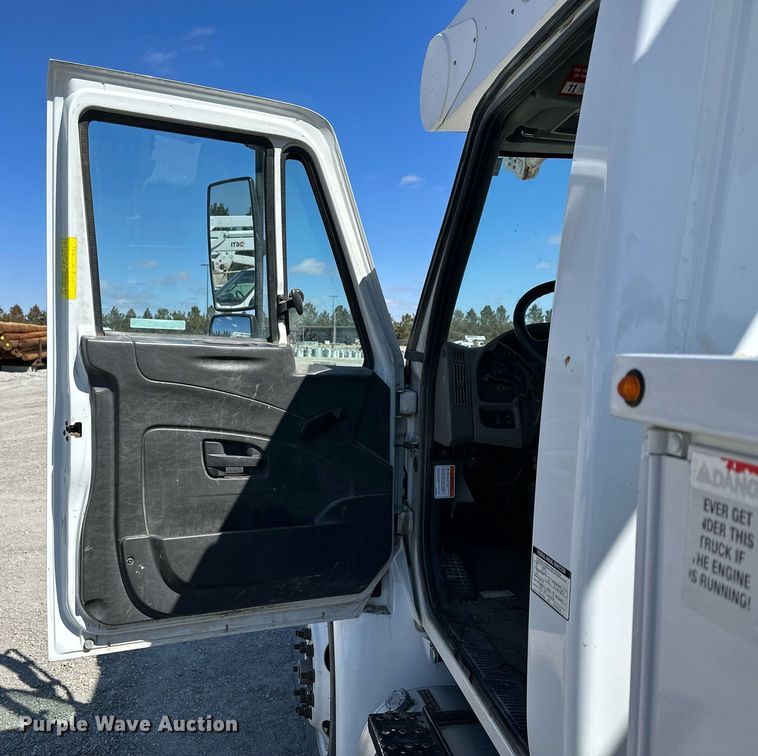 image for item LN9380 2014 International DuraStar 4300  bucket truck