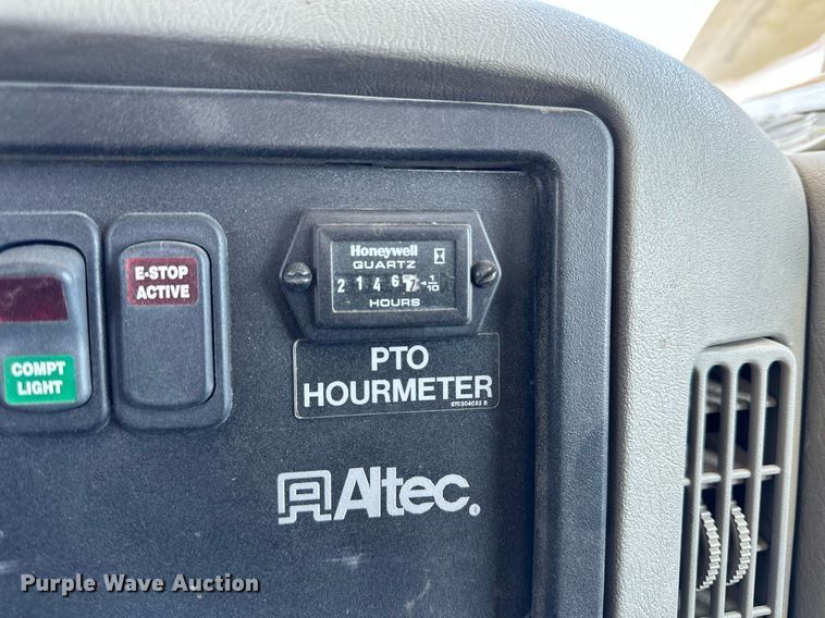 image for item LN9380 2014 International DuraStar 4300  bucket truck