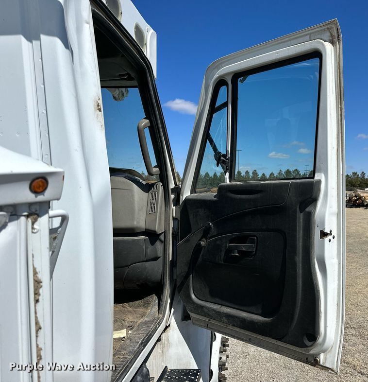 image for item LN9380 2014 International DuraStar 4300  bucket truck