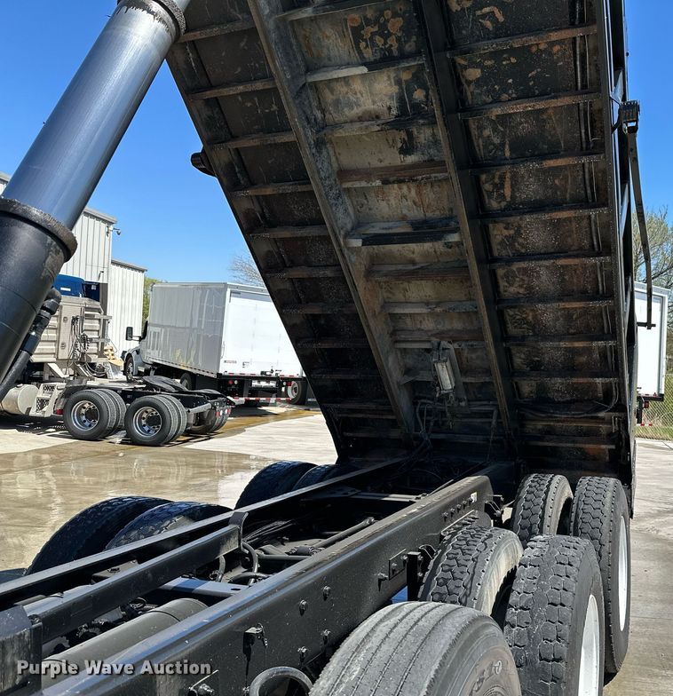 image for item LR9617 2009 Kenworth T800  dump truck