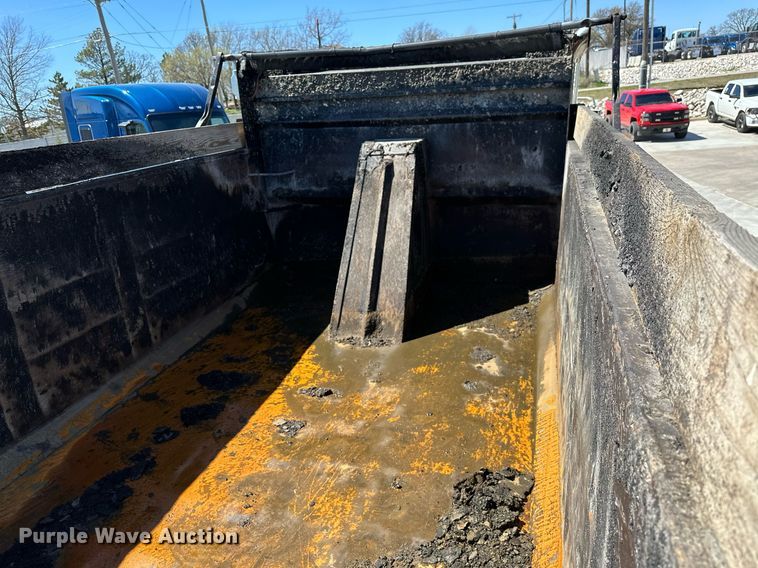 image for item LR9617 2009 Kenworth T800  dump truck