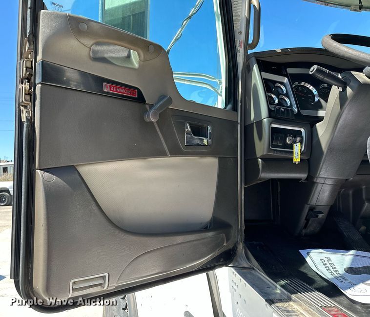 image for item LR9617 2009 Kenworth T800  dump truck