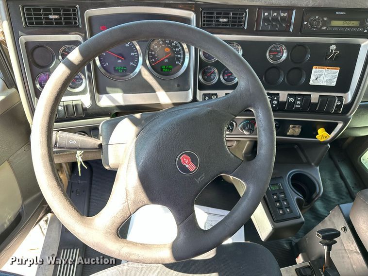 image for item LR9617 2009 Kenworth T800  dump truck