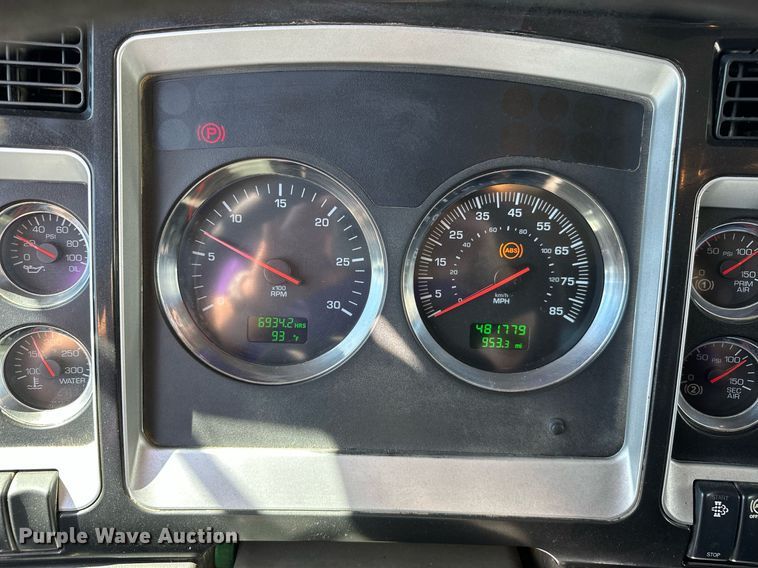 image for item LR9617 2009 Kenworth T800  dump truck