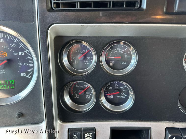 image for item LR9617 2009 Kenworth T800  dump truck