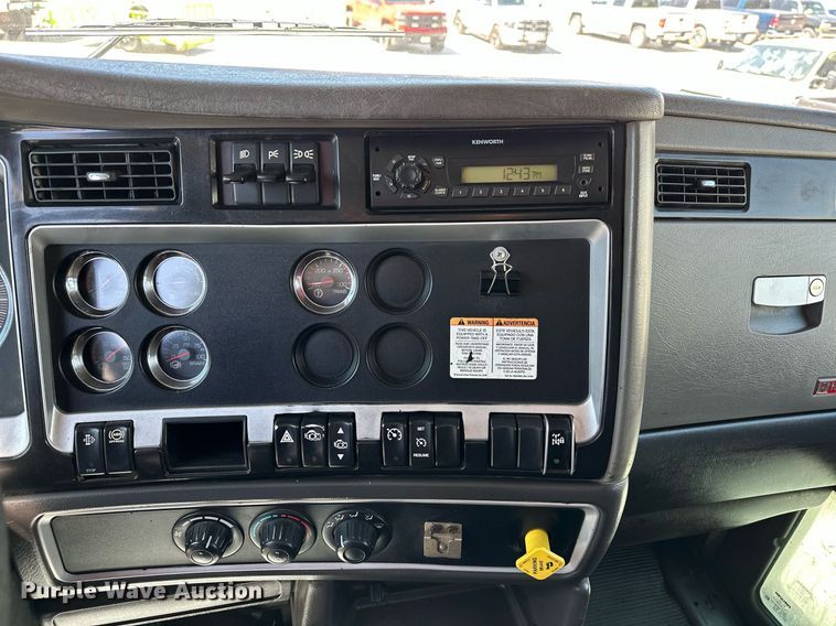 image for item LR9617 2009 Kenworth T800  dump truck