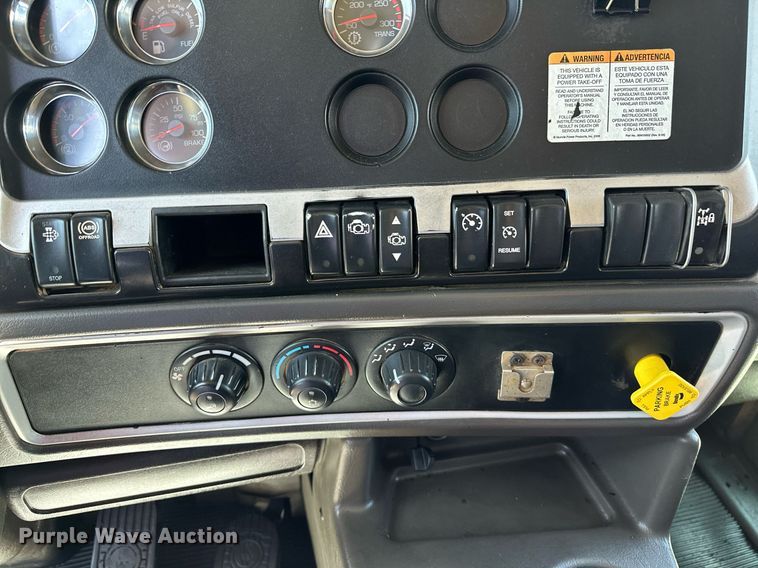 image for item LR9617 2009 Kenworth T800  dump truck