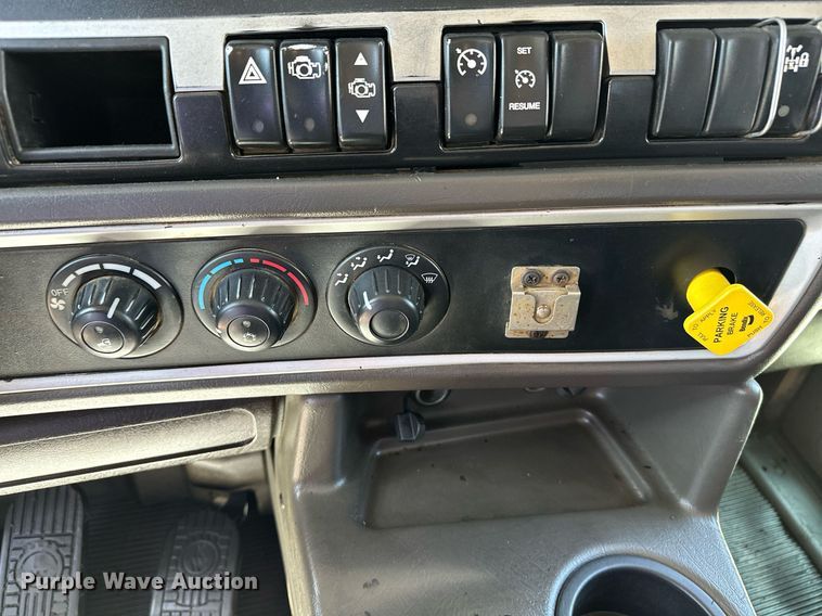 image for item LR9617 2009 Kenworth T800  dump truck