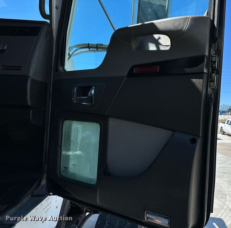 image for item LR9617 2009 Kenworth T800  dump truck