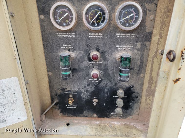 image for item LV9463 1989 Ingersoll Rand 825  air compressor