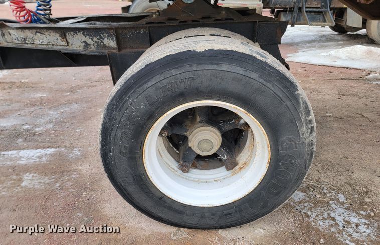 image for item LV9464 1991  flatbed trailer with dolly