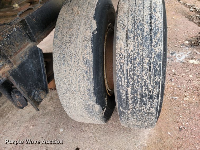 image for item LV9464 1991  flatbed trailer with dolly